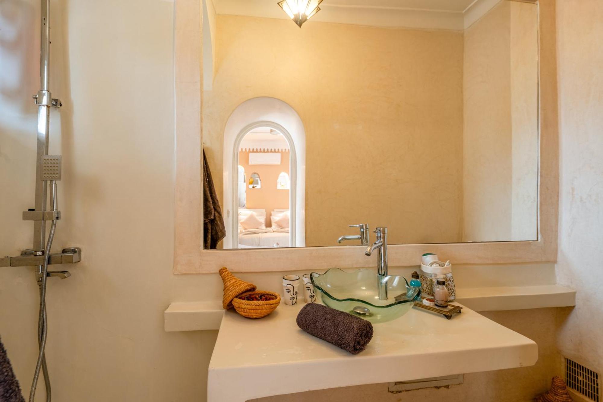 Riad Awinati Location Privatisee ,Piscine Chauffee , Beau Rooftop Marrakesh Exterior photo